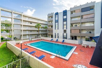 10000 NW 80th Ct in Hialeah Gardens, FL - Building Photo - Building Photo