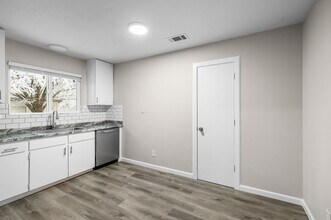 2104 Rosamond Ave Apt 3, Unit #3 in Shasta Lake, CA - Building Photo - Building Photo