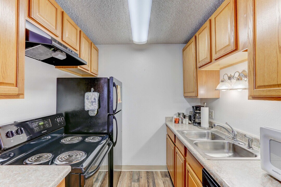 Hampden Village Apartments in Denver, CO - Building Photo