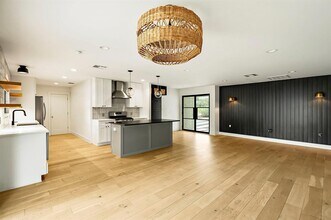 5702 N Hampton Dr in Austin, TX - Building Photo - Building Photo
