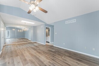 7203 S 86th Ave in Justice, IL - Foto de edificio - Building Photo