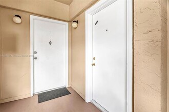 3945 SW 89th Ave, Unit 201 in Miami, FL - Building Photo - Building Photo