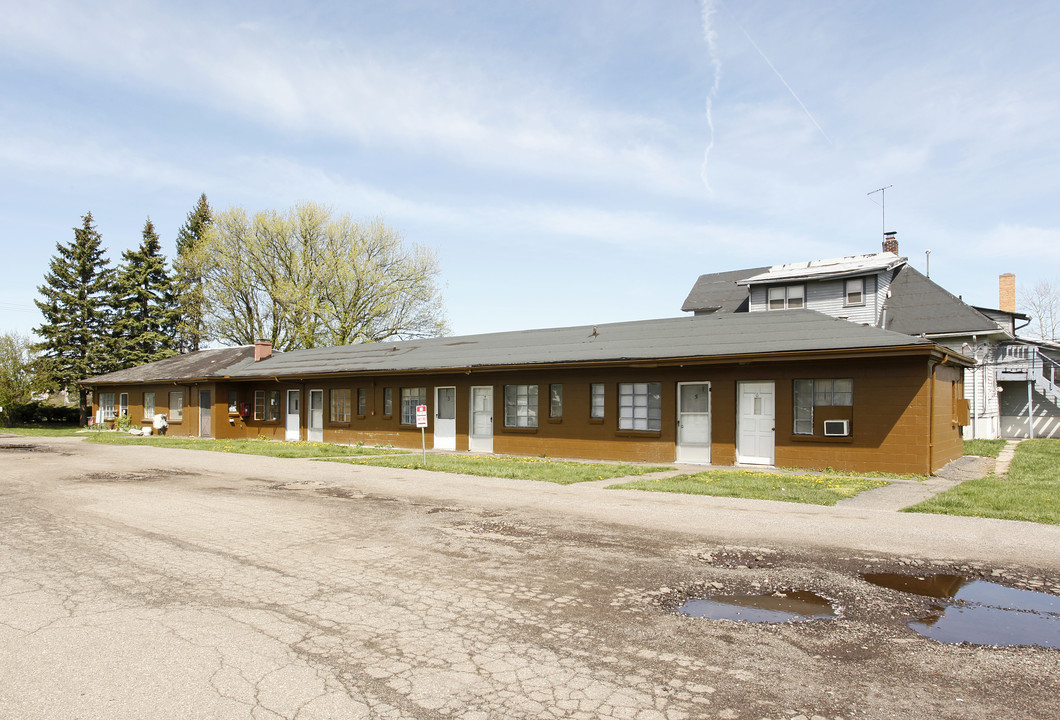 The Garland Place in Canton, MI - Building Photo