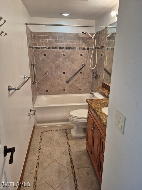 4907 Catalina Dr in Naples, FL - Building Photo