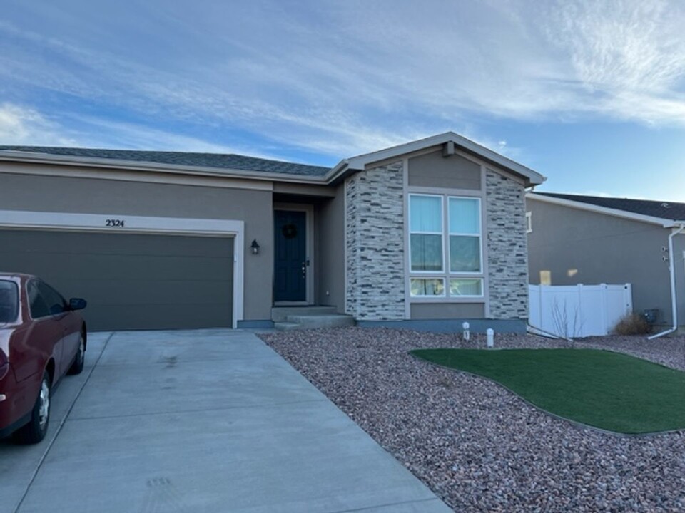 2324 Sunrise Ln in Pueblo, CO - Building Photo