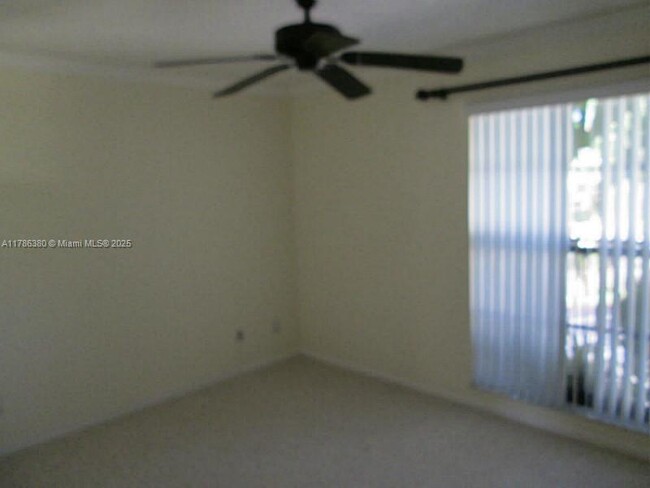 323 Ives Dairy Rd in North Miami Beach, FL - Building Photo - Building Photo