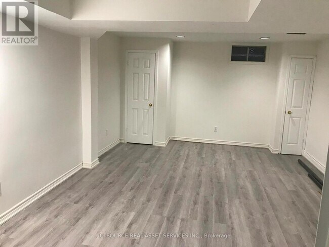 155 Highland Crescent in Toronto, ON - Building Photo - Building Photo