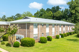 Chateau Orleans in Vestavia, AL - Foto de edificio - Building Photo