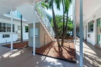 8024 Tatum Waterway Dr, Unit 3 in Miami, FL - Foto de edificio - Building Photo