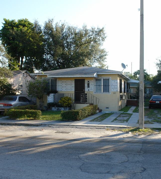 6925-6937 NW 6th Ave in Miami, FL - Building Photo