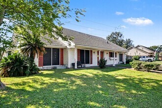 5001 Glenhaven Dr in Baytown, TX - Building Photo - Building Photo