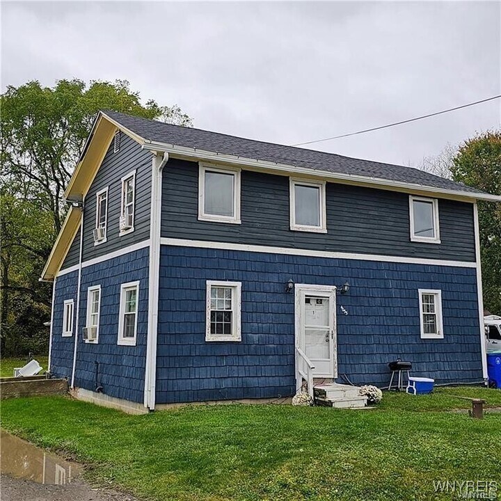 4033 Shelby Basin Rd in Medina, NY - Building Photo