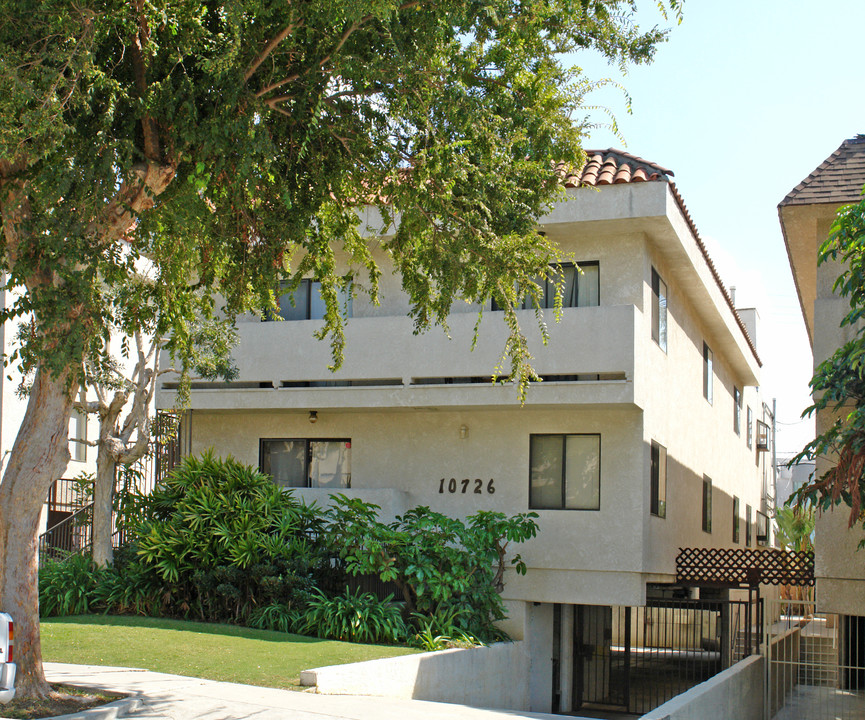 10726 Lawler St in Los Angeles, CA - Building Photo