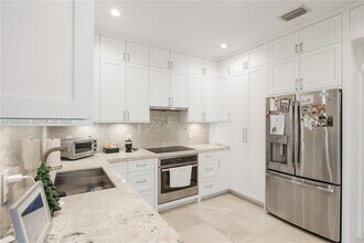 8600 SW 139th Ter in Palmetto Bay, FL - Building Photo - Building Photo