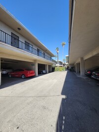 6551 De Soto Ave in Canoga Park, CA - Foto de edificio - Building Photo