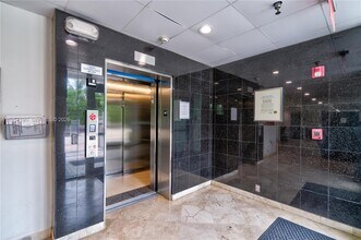 7800 Collins Ave in Miami, FL - Building Photo - Building Photo