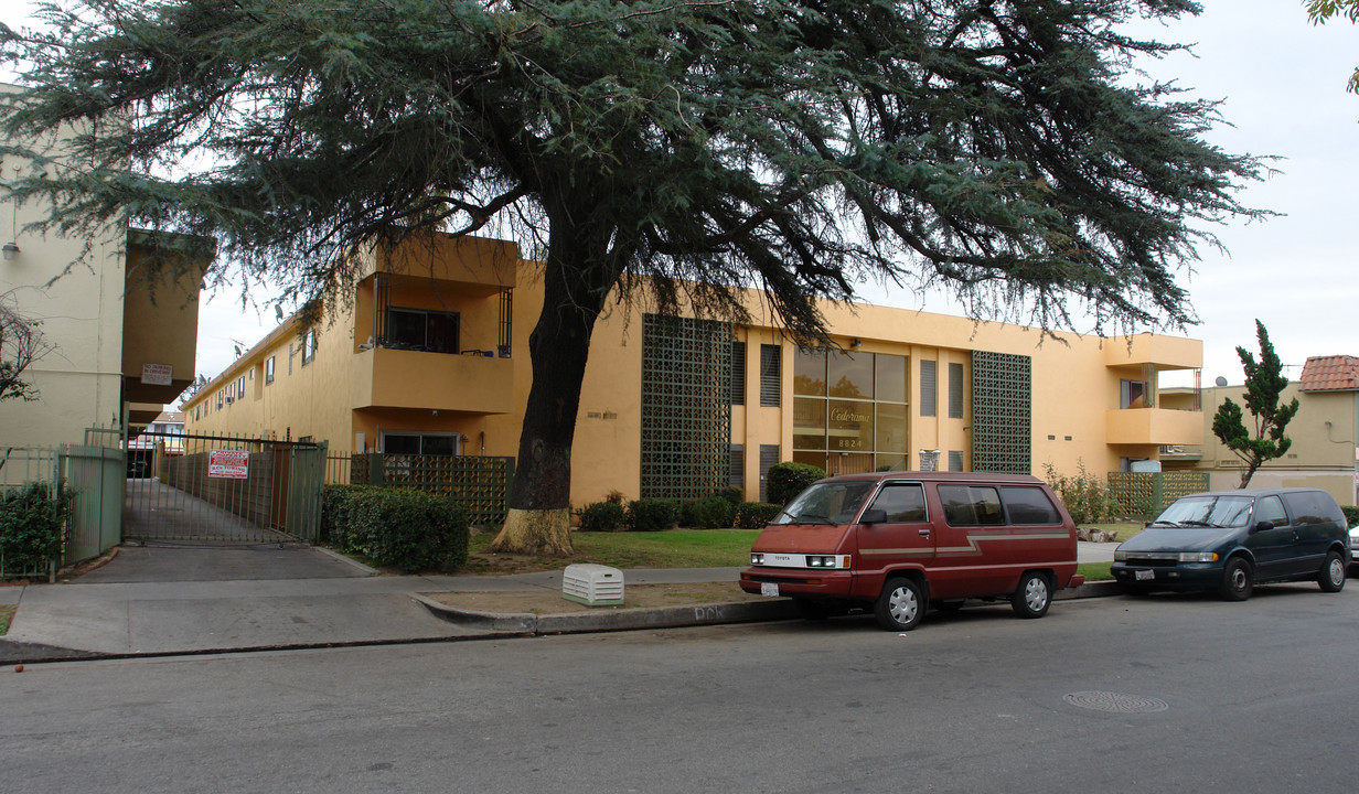 8834 Cedros Ave in Panorama City, CA - Building Photo