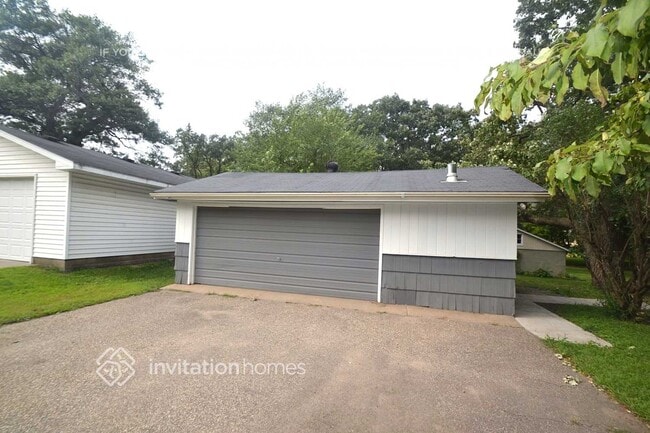 6536 Arthur St NE in Fridley, MN - Foto de edificio - Building Photo