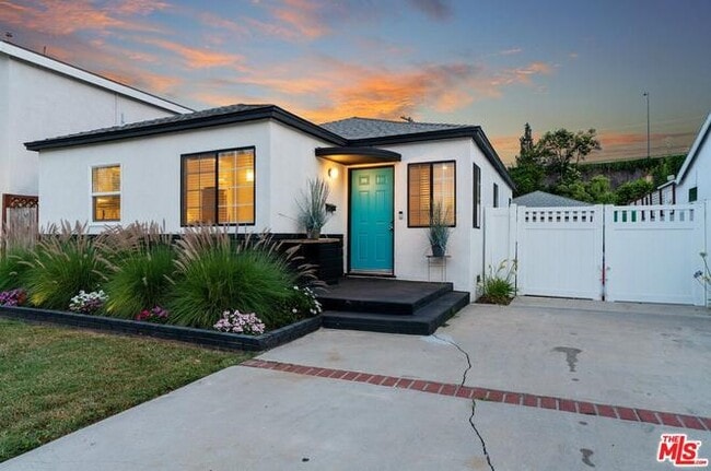 15220 Morrison St in Los Angeles, CA - Building Photo - Building Photo