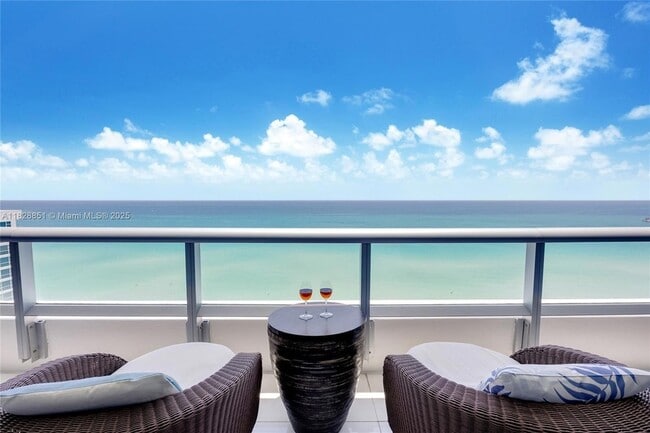 6799 Collins Ave, Unit 1704 in Miami Beach, FL - Building Photo - Building Photo