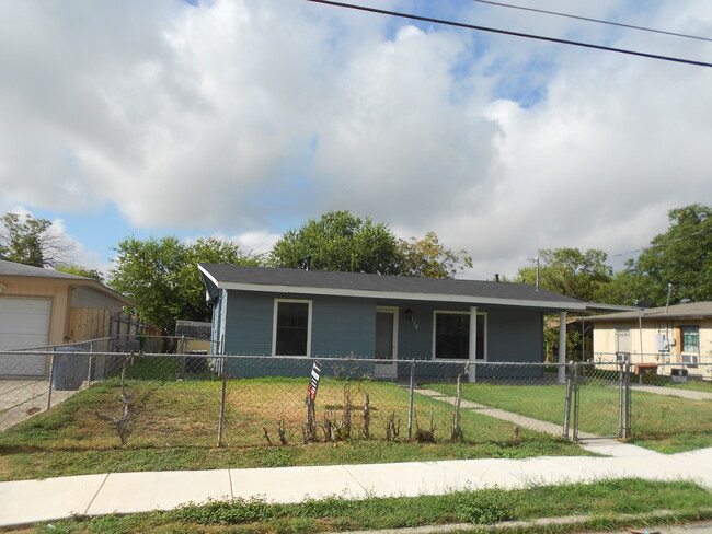 118 Willee Dr in San Antonio, TX - Building Photo - Building Photo