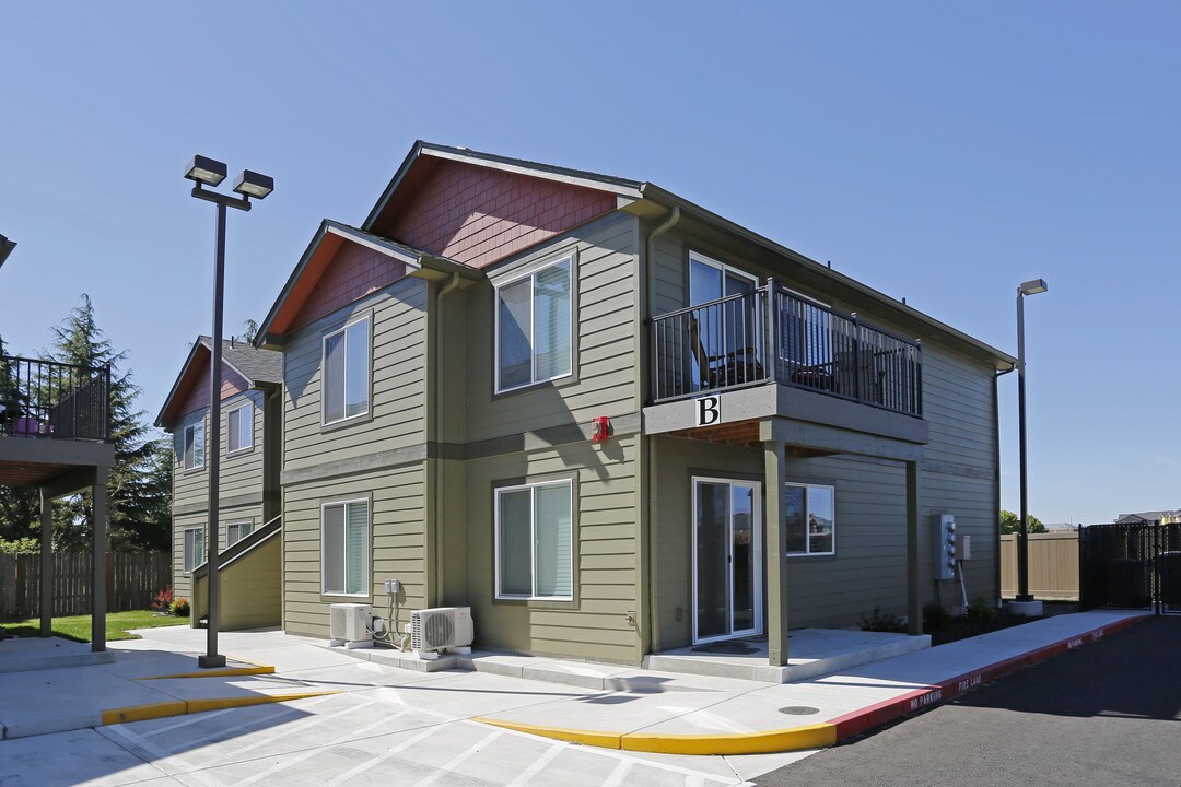 Crossfire Apartments in Lebanon, OR - Building Photo