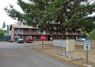 Island Park Apartments in Salem, OR - Building Photo - Building Photo