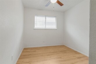 812 Jefferson Ave in Cleveland, TX - Building Photo - Building Photo