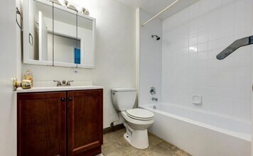 2325 S Linden Ct in Denver, CO - Building Photo - Building Photo