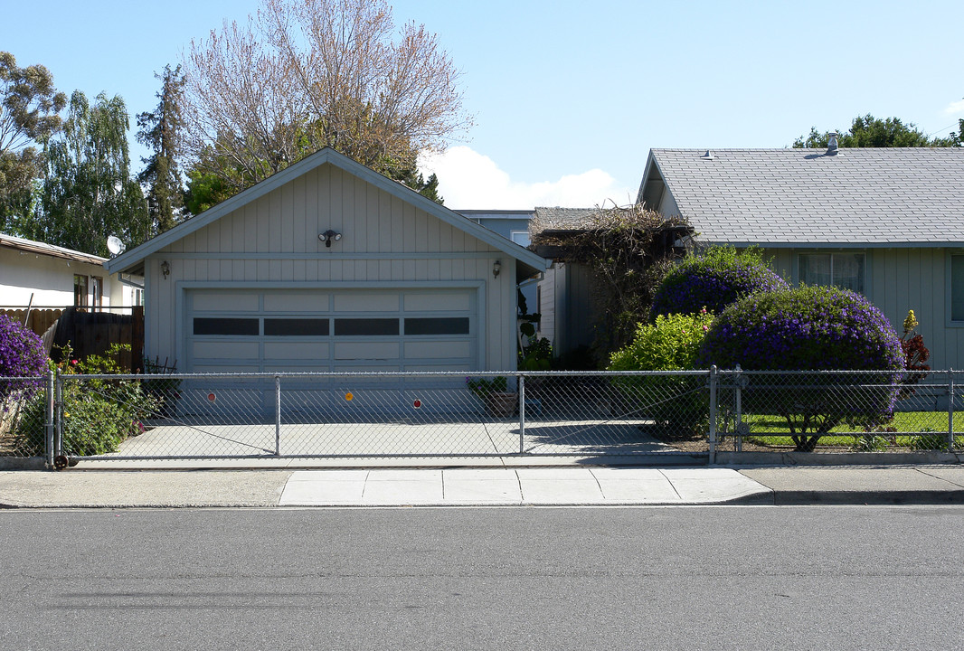 111 Dumbarton Ave in Redwood City, CA - Building Photo