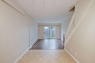 SPACIOUS 2 BEDROOM TOWNHOME ON ARBOUR GLEN in London, ON - Building Photo - Building Photo