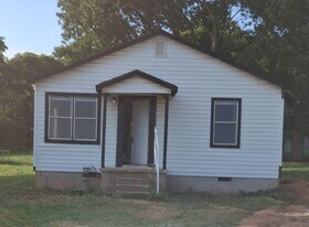 616 W Oklahoma Ave in Sulphur, OK - Building Photo