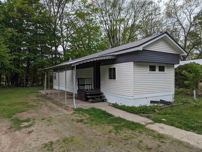 8 Lower Landing Rd in Charlestown, NH - Building Photo - Building Photo