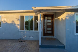 7700 Satsuma Ave in Sun Valley, CA - Foto de edificio - Building Photo