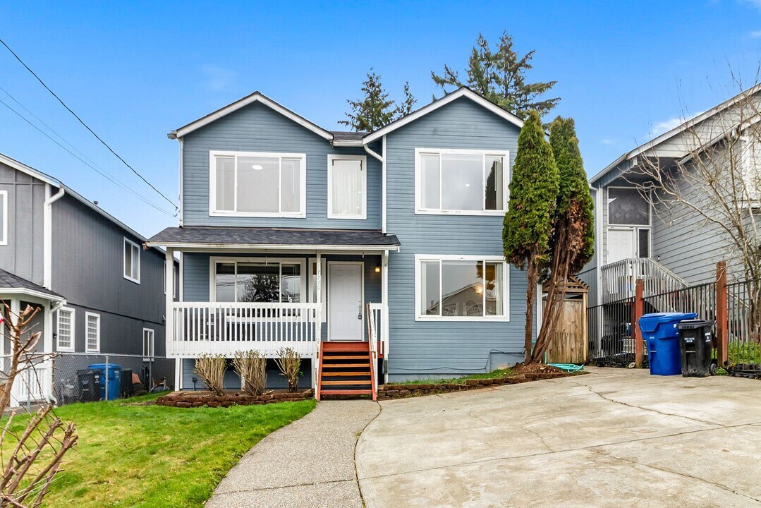 7220 17th Ave SW in Seattle, WA - Building Photo