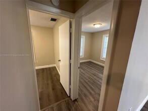 32 NE 169th St in North Miami Beach, FL - Building Photo - Building Photo