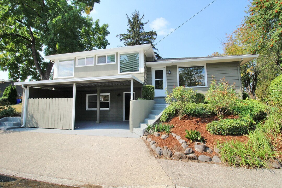 3396 SE Rockwood St in Milwaukie, OR - Foto de edificio