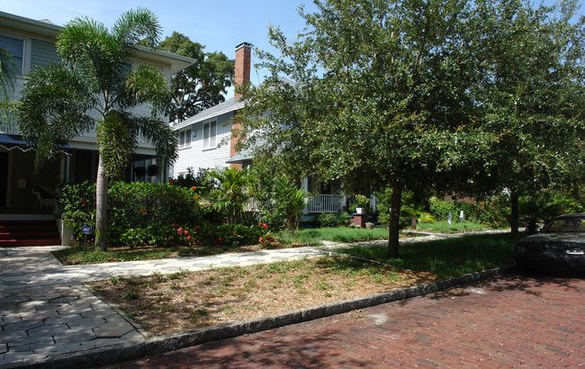 125 8th Ave N in St. Petersburg, FL - Foto de edificio - Building Photo