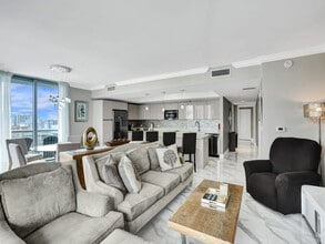 2602 E Hallandale Beach Blvd in Hallandale Beach, FL - Building Photo - Building Photo