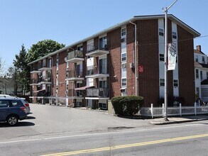36 Essex St in Saugus, MA - Foto de edificio - Building Photo