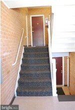 3874 Lyndhurst Dr, Unit 202 in Fairfax, VA - Foto de edificio - Building Photo