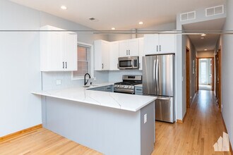 2338 N Greenview Ave, Unit 2 in Chicago, IL - Building Photo - Building Photo