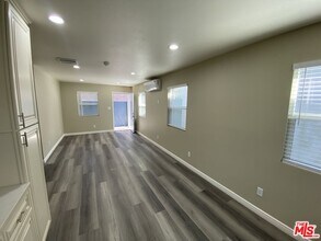 201 E 54th St in Los Angeles, CA - Building Photo - Building Photo