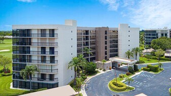 5279 Fountains Dr S in Greenacres, FL - Building Photo