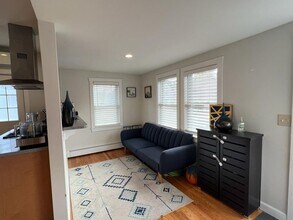 358 Hunnewell St in Needham, MA - Foto de edificio - Building Photo