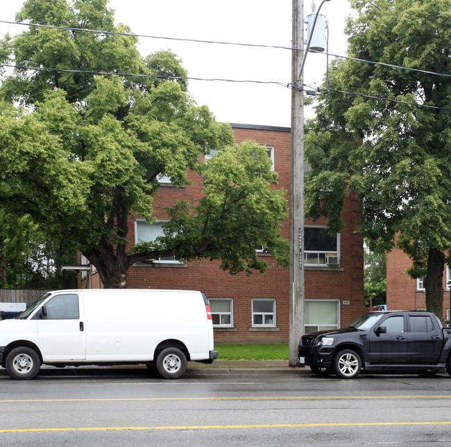 2897 St Clair Ave E in Toronto, ON - Building Photo - Building Photo