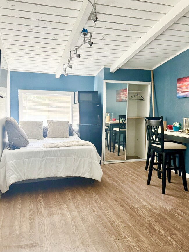 property at 6015 N Alturas Ave