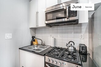 826 Ninth Ave in New York, NY - Foto de edificio - Building Photo