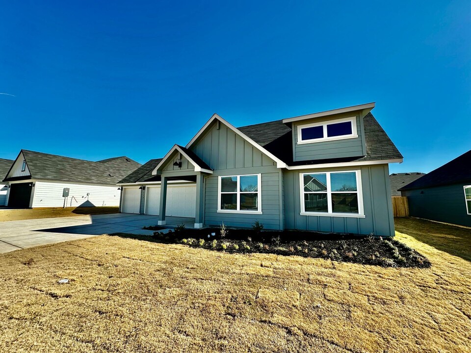 719 Tranquility Ln in Fredericksburg, TX - Building Photo