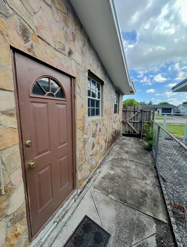 8601 NW 14th St, Unit Pembroke Pines Efficiency in Pembroke Pines, FL - Building Photo - Building Photo